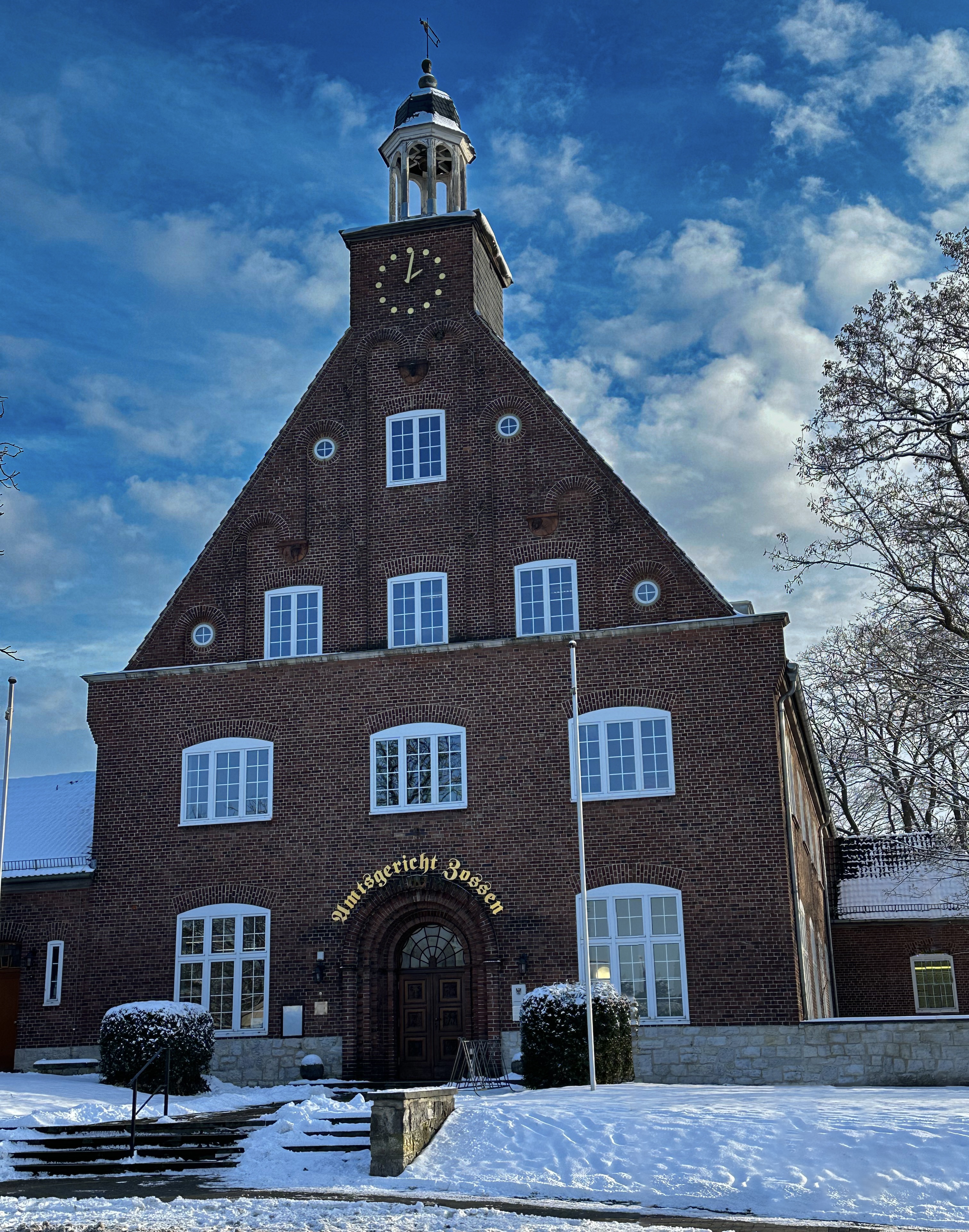 Das Amtsgericht Zossen mit Schnee vor der Eingangstür