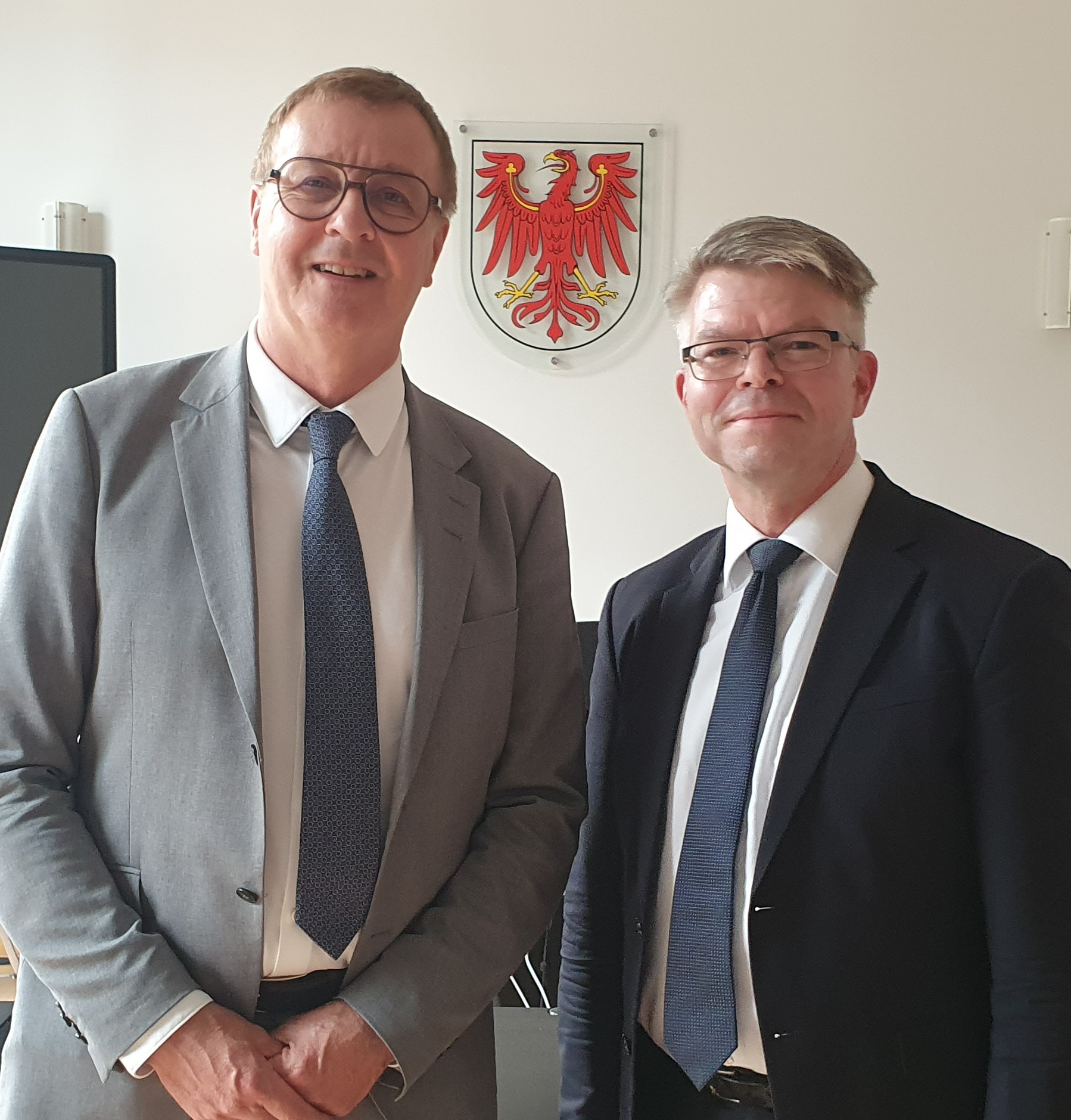 zeigt Bildzeile (v.l.): Justizsstaatssekretär Ernst Bürger, Direktor des AG Jan Boecker
