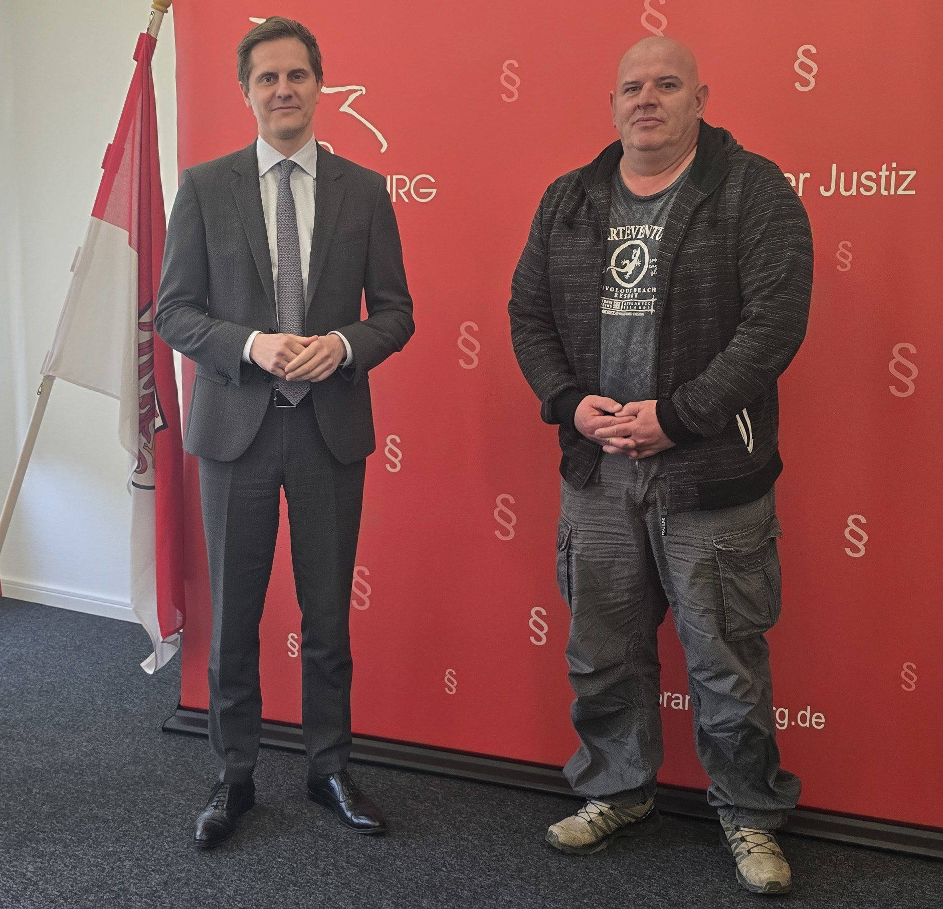 Foto: Bildzeile (v.l.): Justizminister Dr. Benjamin Grimm, Landesvorsitzender der Justizwachtmeister e.V. Frank Neumann
