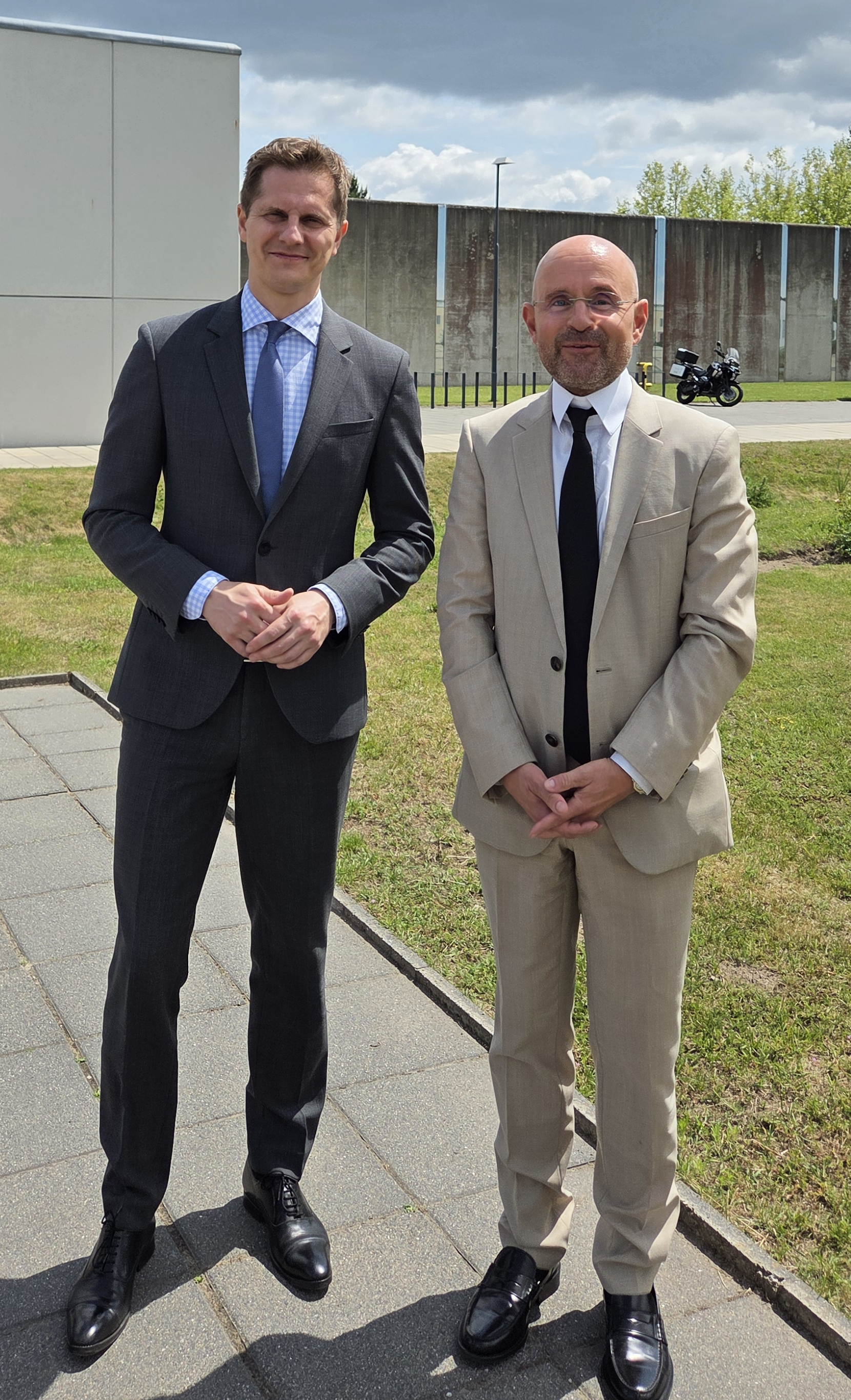 Zeigt Foto von Bildzeile (v.l.): Justizminister Dr. Benjamin Grimm, Anstaltsleiter Oliver Allolio