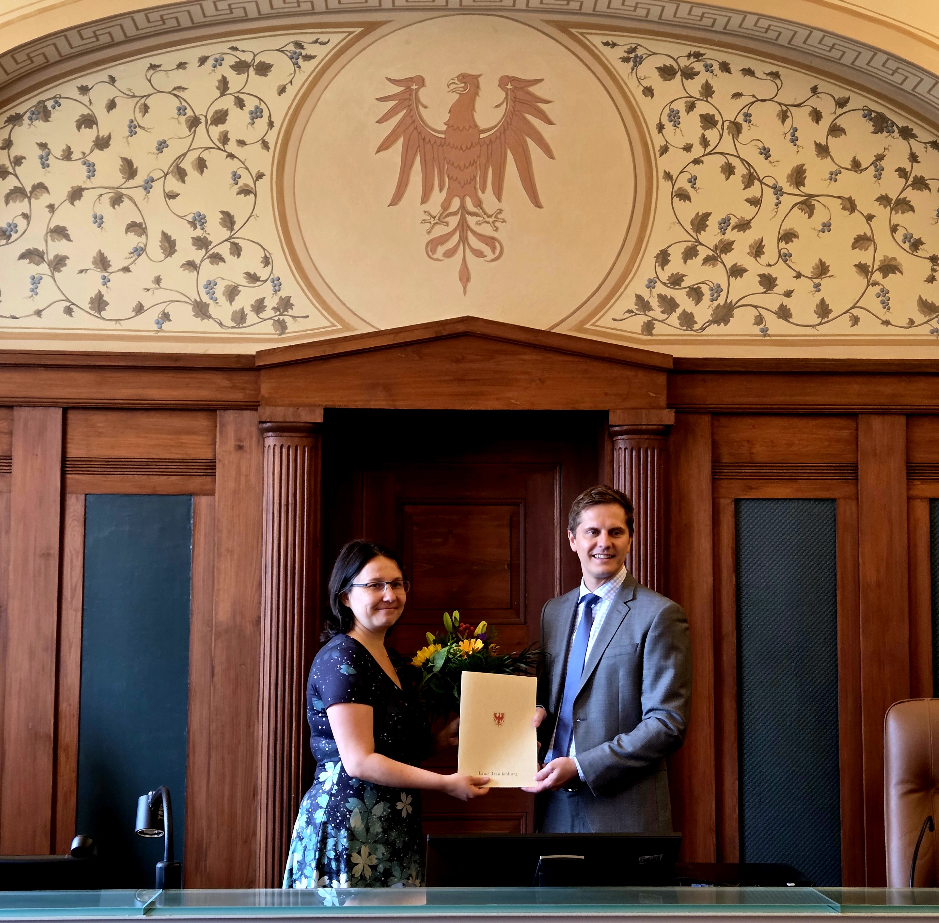 zeigt Bildzeile (v.l.): Direktorin des AG Frau Ulrike Manthey, Justizminister Dr. Benjamin Grimm