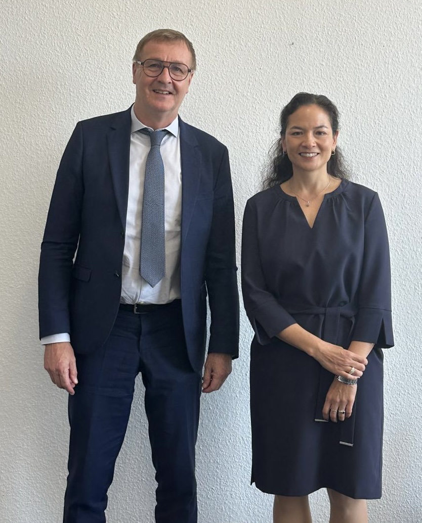 Zeigt Foto von Bildzeile (v.l.): Justizstaatssekretär Ernst Bürger, Direktorin Jasmin Wiriadidjaja 