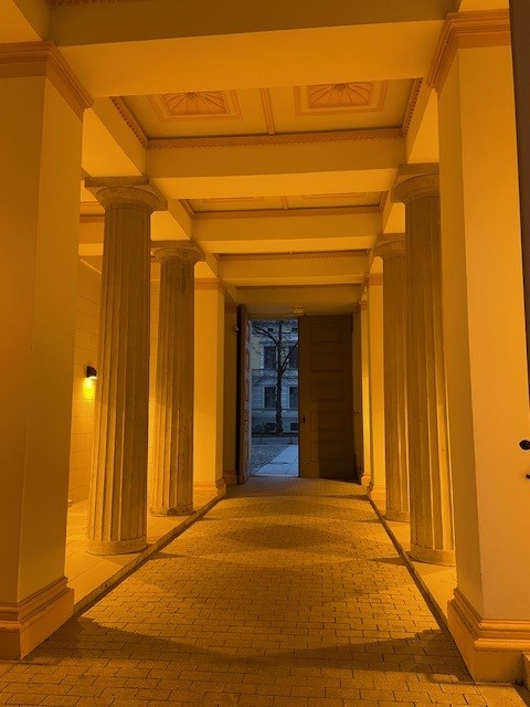 Erleuchteter Gang im Justizzentrum Potsdam