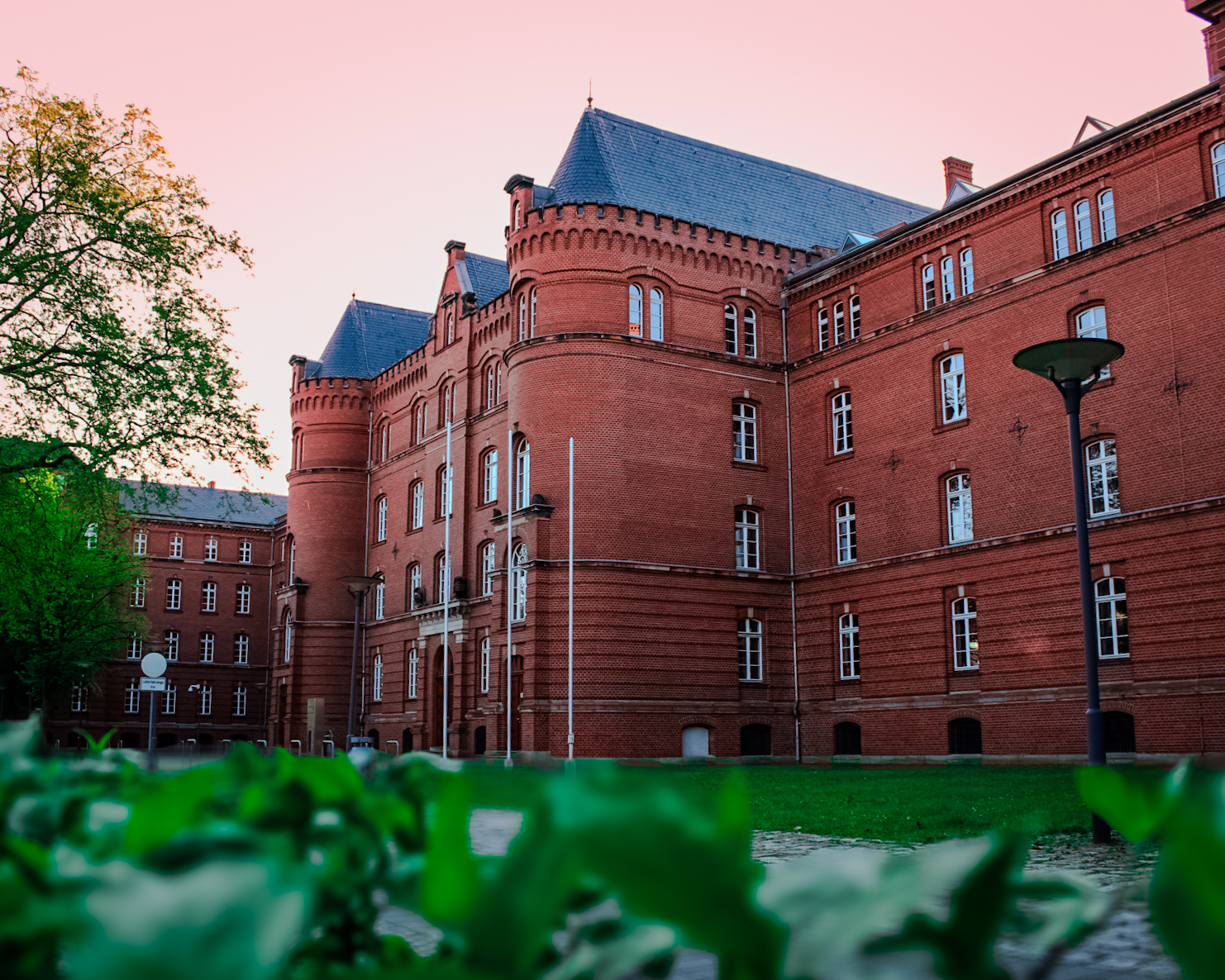 Das Landgericht Neuruppin im Sonnenuntergang
