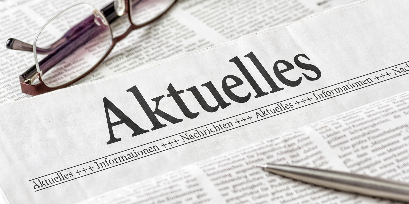 Zeitung auf der Aktuelles steht