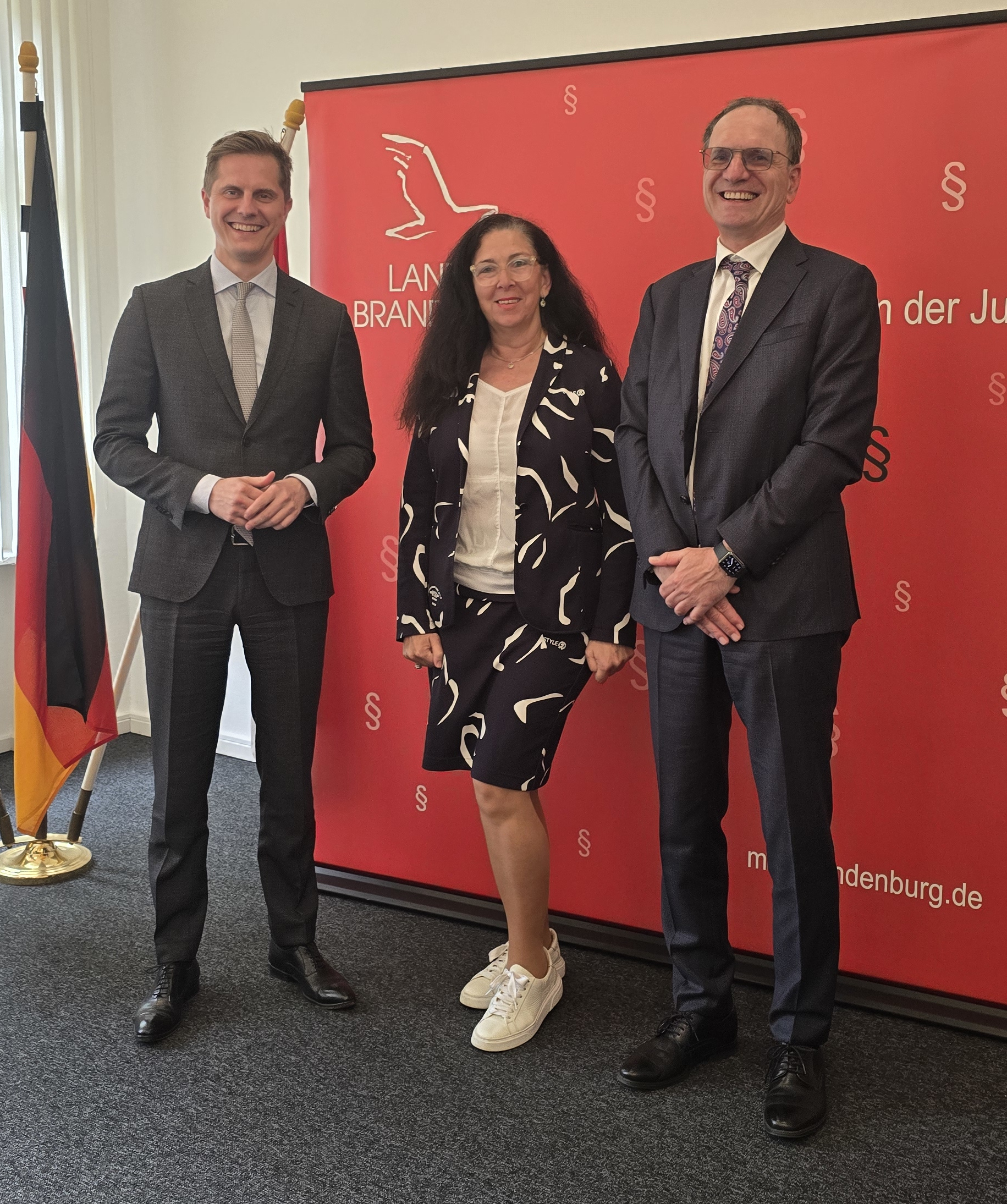 Zeigt das Foto: Bildzeile (v.l.): Justizminister Dr. Benjamin Grimm, Vizepräsidentin Ellen Neugebauer, Präsident Dr. Frank Engelmann