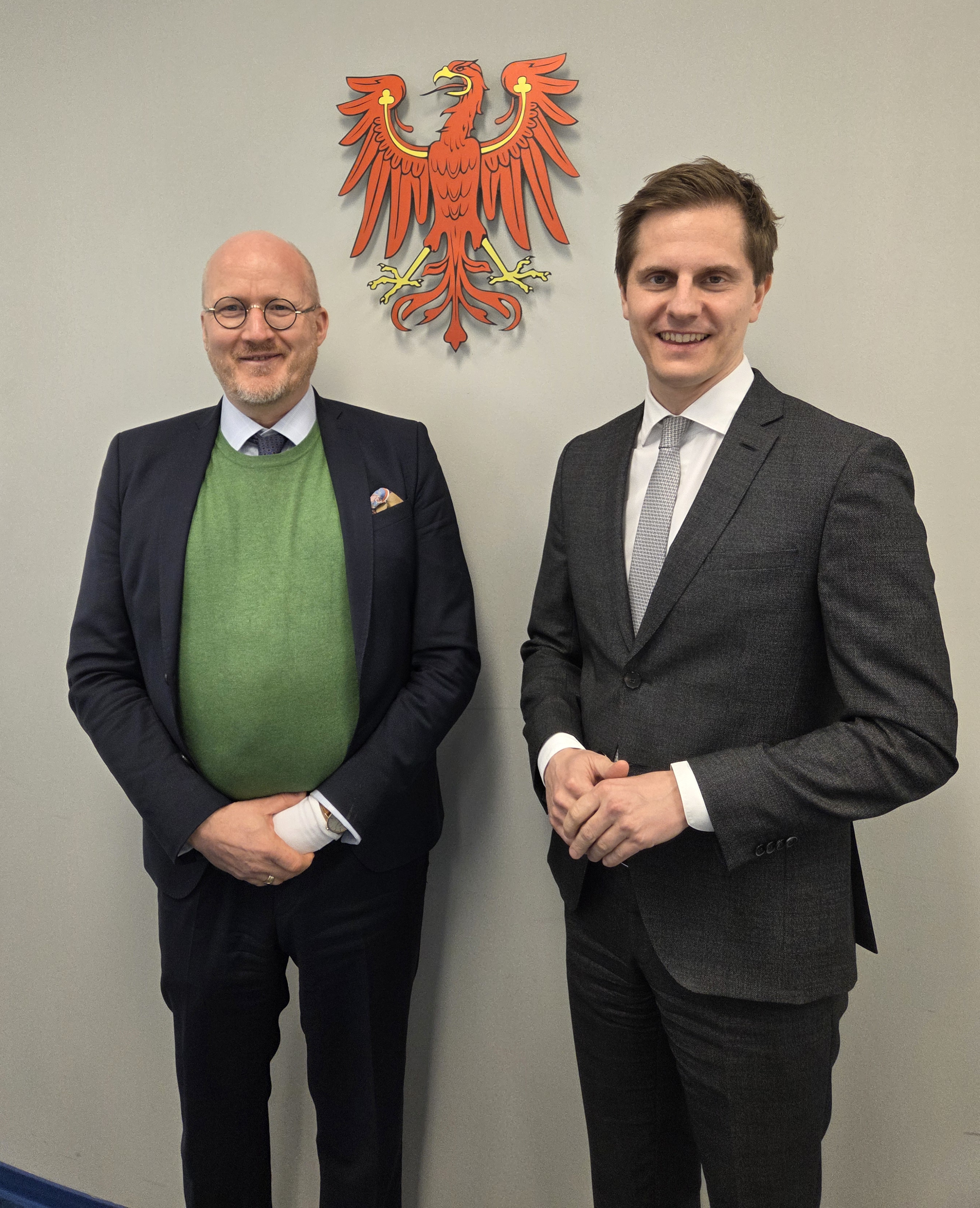 Bildzeile (v.l.): Präsident Graf von Pfeil und Klein Ellguth, Justizminister Dr. Benjamin Grimm Zeigt Foto: Bildzeile (v.l.) Präsident Graf von Pfeil und Klein Ellguth, Justizminister Dr. Benjamin Grimm