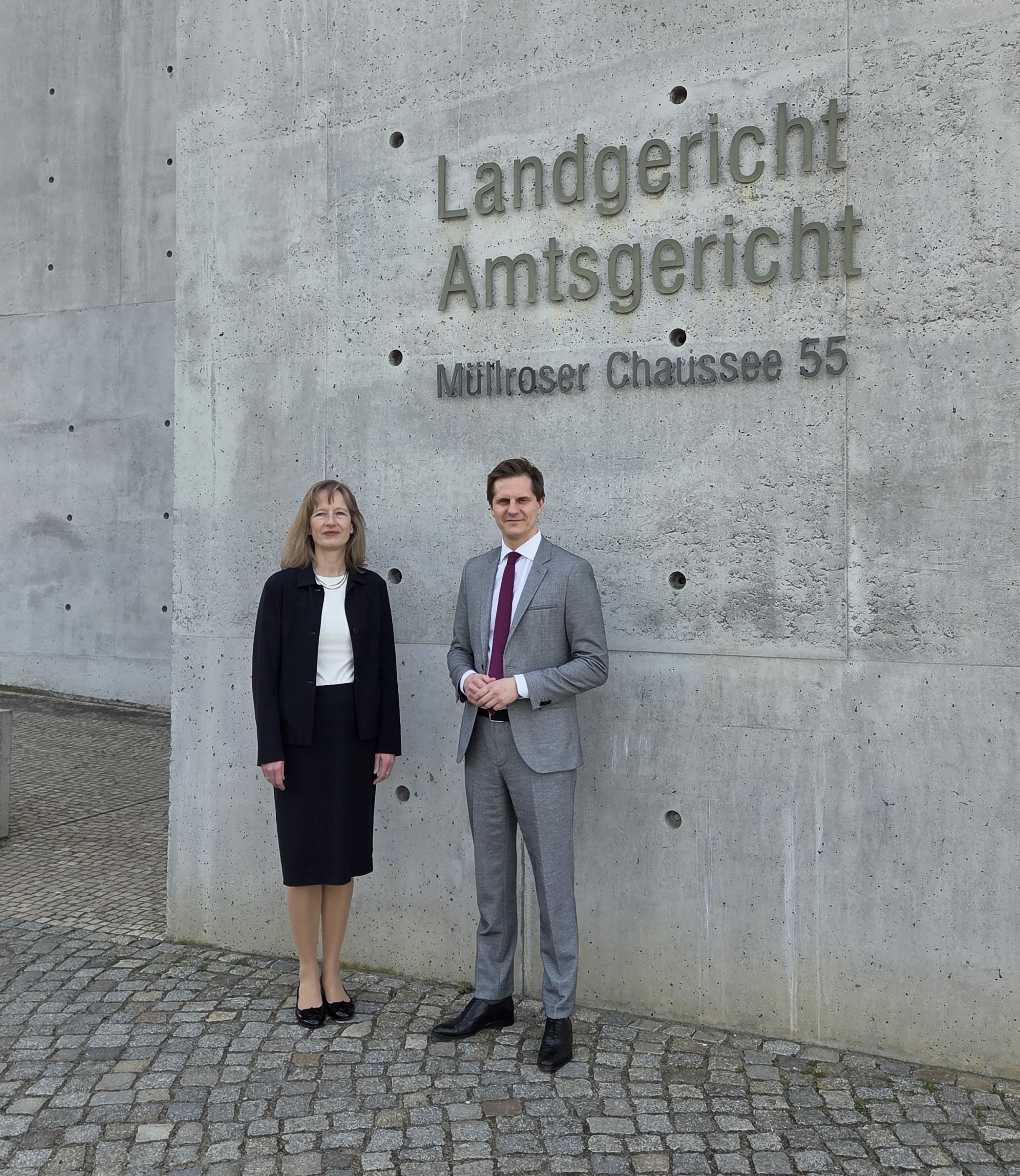 Bildzeile (v.l.): Vizepräsidentin des Landgerichts Sophie Kyrieleis, Justizminister Dr. Benjamin Grimm Zeigt Foto: Bildzeile (v.l.): Vizepräsidentin des Landgerichts Sophie Kyrieleis, Justizminister Dr. Benjamin Grimm