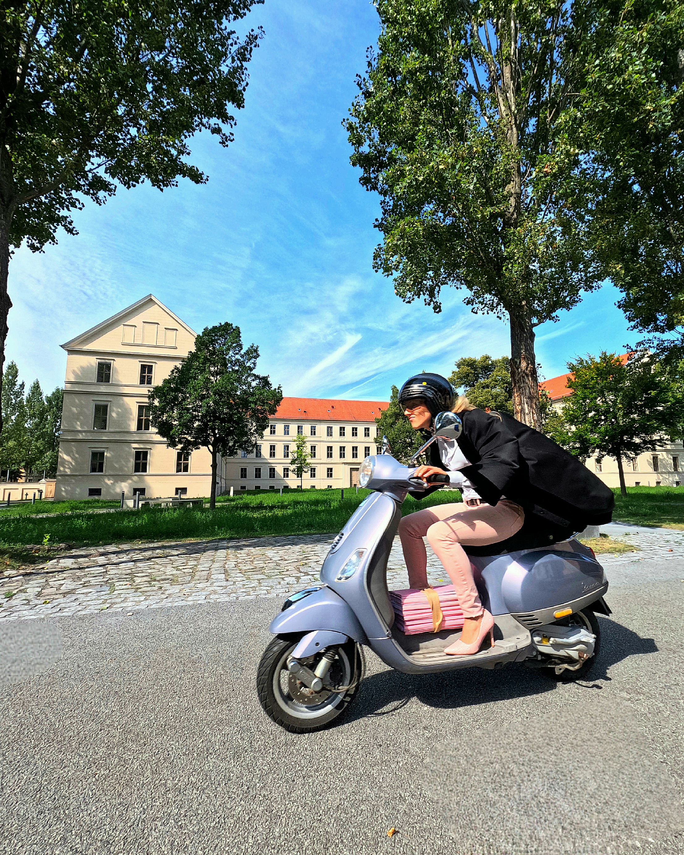 Foto mit dem Titel „Auf dem Weg zum Sitzungsdienst“ - Titelbild Justizkalender 2024