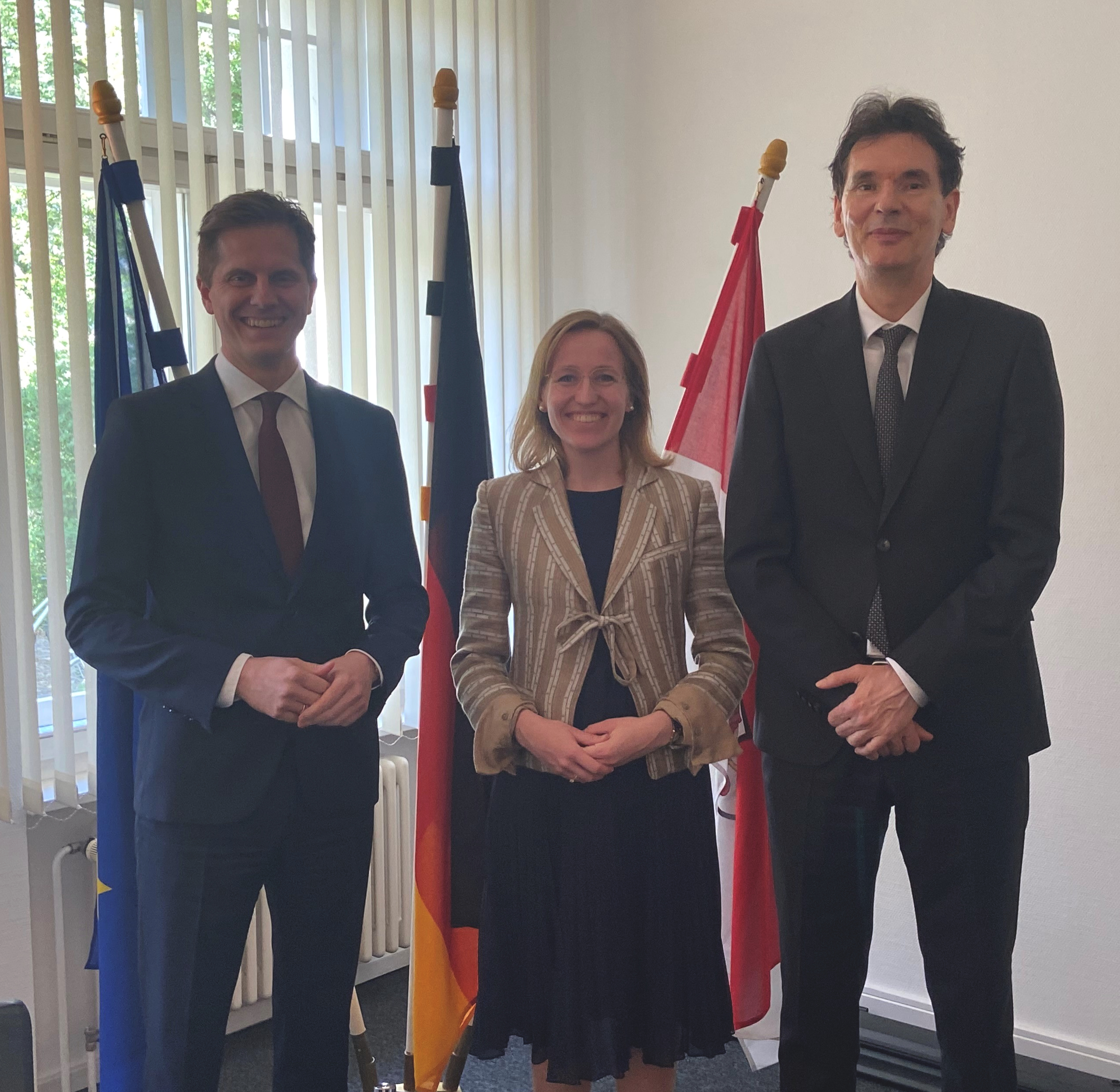 Zeigt Foto: Bildzeile (v.l.): Justizminister Dr. Benjamin Grimm, Geschäftsführerin Stefanie Rhode und Präsident Hagen Stavorinus 