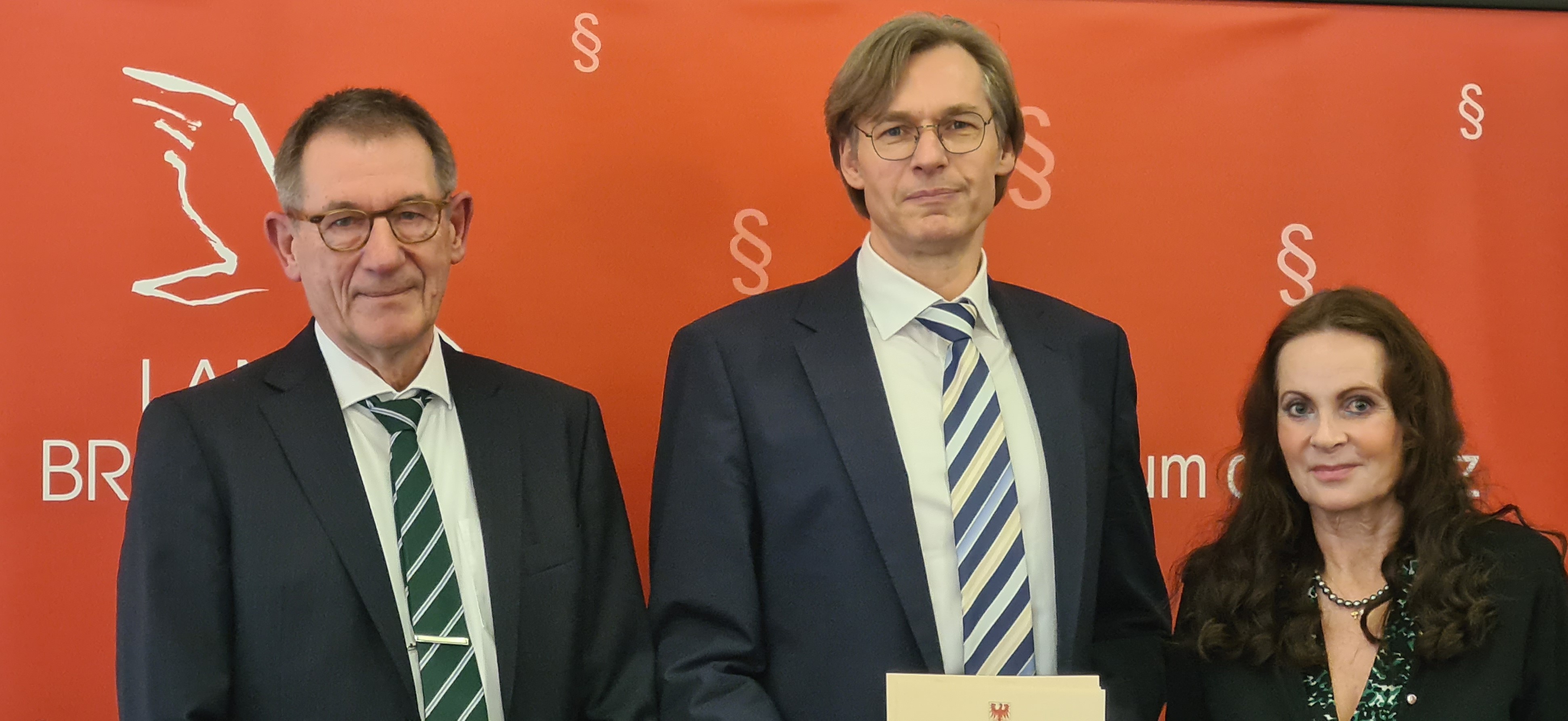 Justizministerin überreicht Ernennungsurkunde an Roland Wilkening