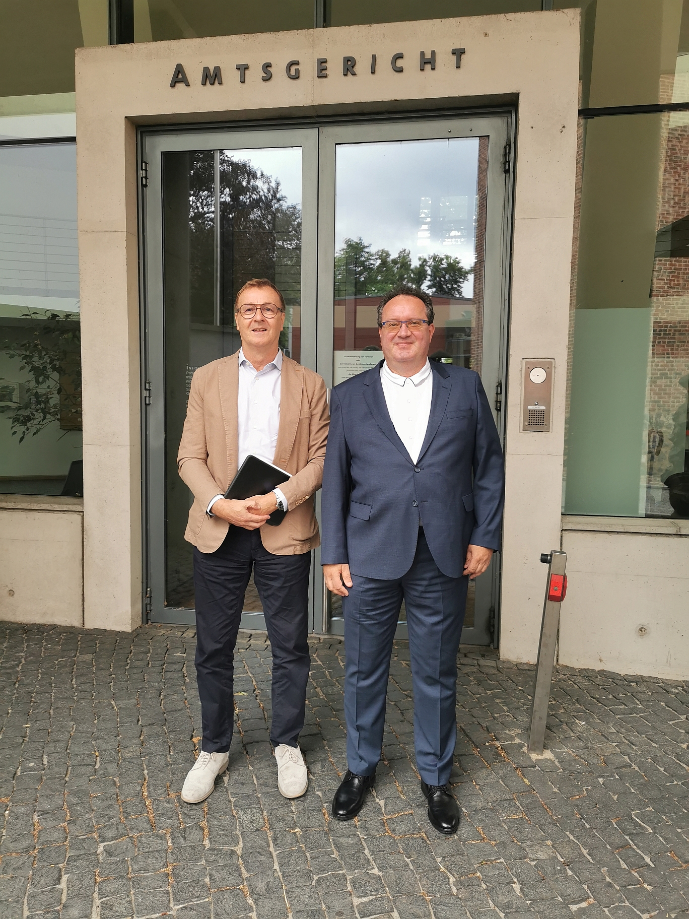 zeigt Bildzeile (v.l.): Justizsstaatssekretär Ernst Bürger, Direktor des AG Uwe Oldenburg