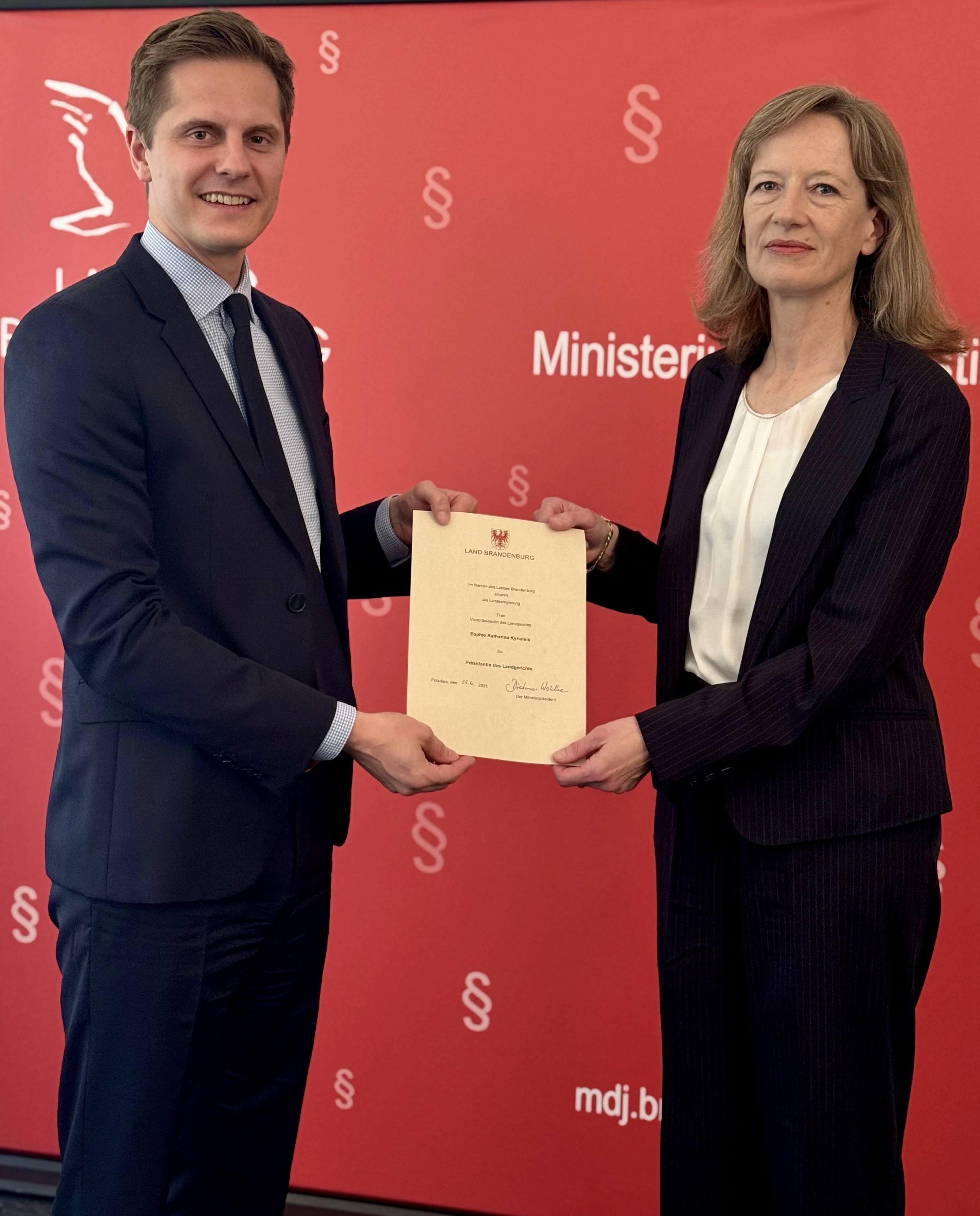 zeigt Bildzeile (v.l.): Justizminister Dr. Benjamin Grimm, Präsidentin des LG Frankfurt (O.) Sophie Kyrieleis