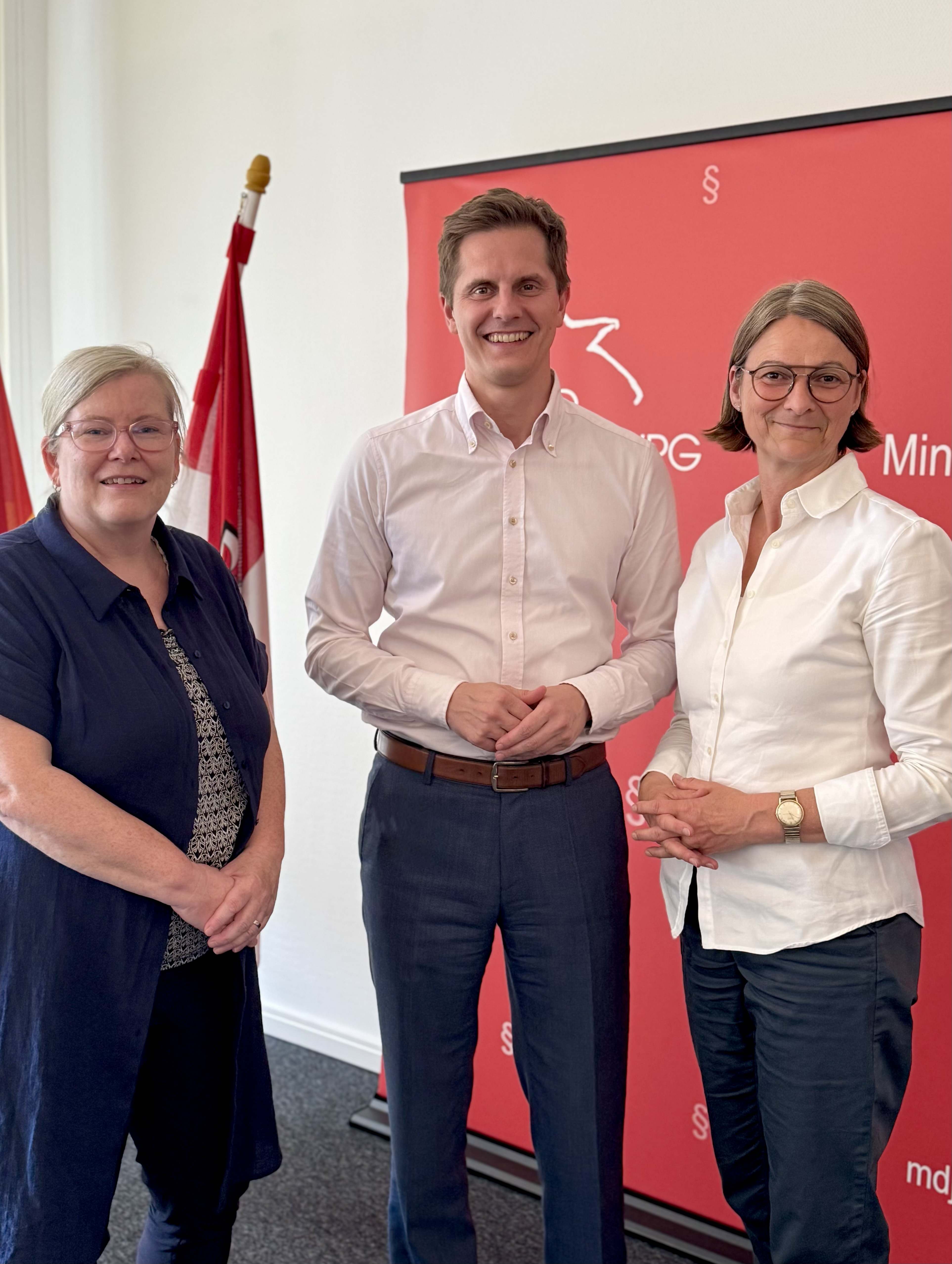 Stellv. Vorsitzende Nele Techen, Justiz- und Digitalisierungsminister Dr. Grimm, Vorsitzende Katja Karger