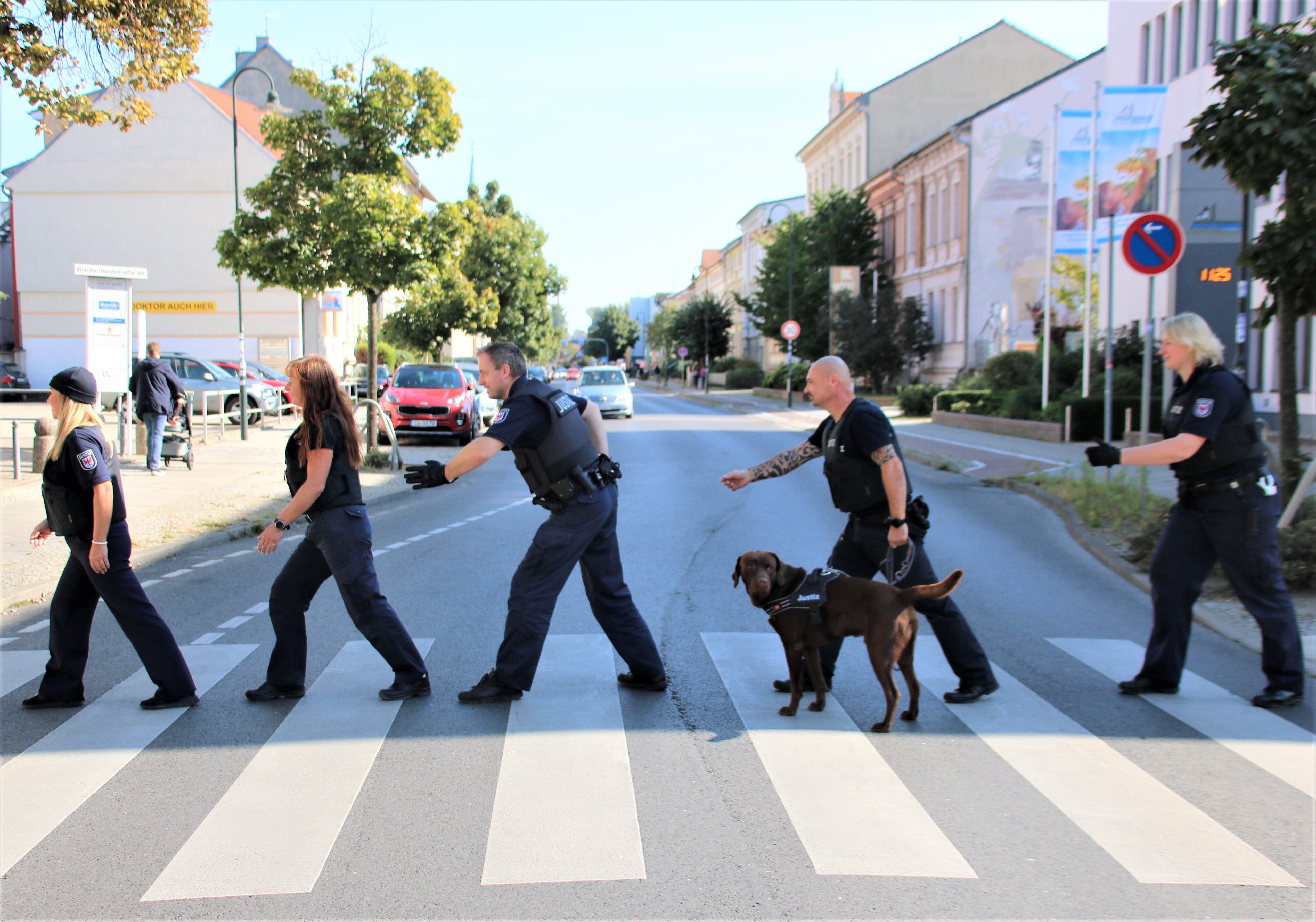 Wachtmeister auf dem Zebrastreifen - Wachtmeisterei des Amtsgerichts Bernau bei Berlin