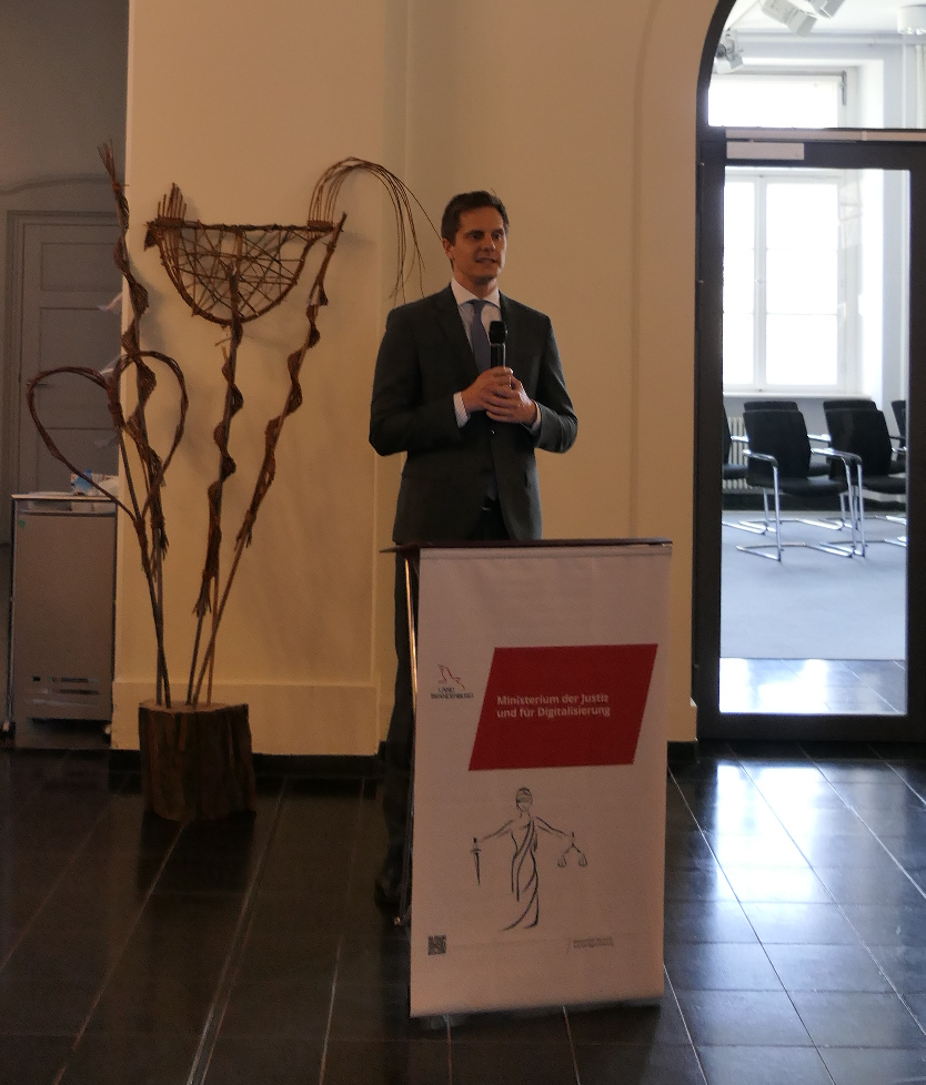 Das Foto zeigt: Justizminister Dr. Benjamin Grimm eröffnet den Osterbasar