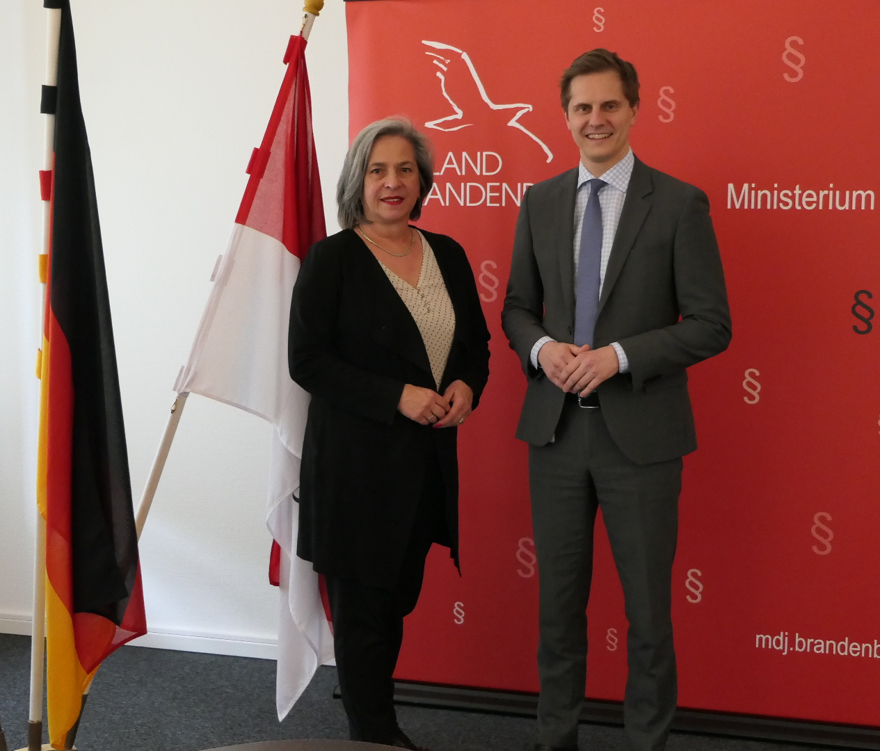 Zeigt ein Foto: Bildzeile (v.l.): Landesvorsitzende des Weissen Rings e.V. Barbara Richstein, Justiz- und Digitalisierungsminister Dr. Benjamin Grimm 