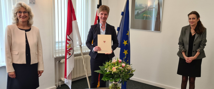 Bildzeile (v. l.): Präsidentin des Landessozialgerichts Sabine Schudoma, Präsidentin des Sozialgerichts Frankfurt (Oder) Maike Nürnberger, Justizministerin Susanne Hoffmann