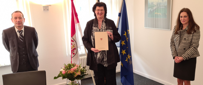 Bildzeile (v. l.): Leitender Oberstaatsanwalt Helmut Lange, Leitende Oberstaatsanwältin Kerstin Langen, Justizministerin Susanne Hoffmann
