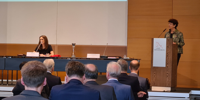 Frau Staatssekretärin a.D. Dr. Grundmann 