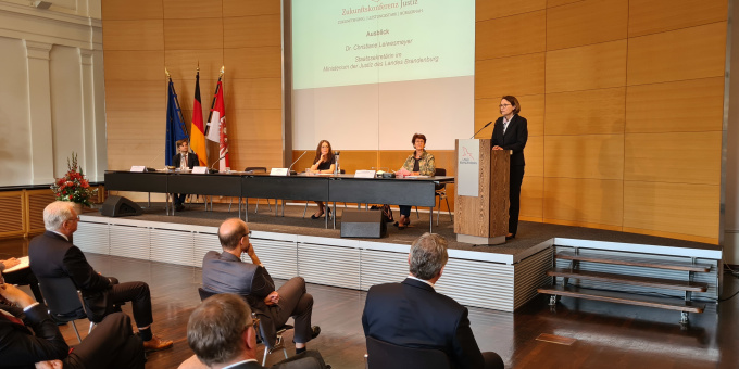 Justizsstaatsekretärin Dr. Christiane Leiwesmeyer