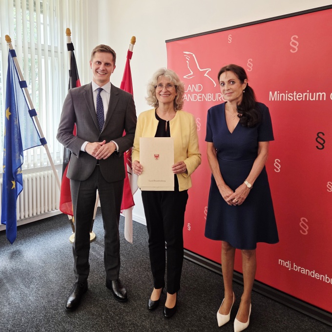 zeigt Bildzeile (v.l.): Justizminister Dr. Benjamin Grimm, Sabine Schudoma, Justizstaatssekretärin Susanne Hoffmann