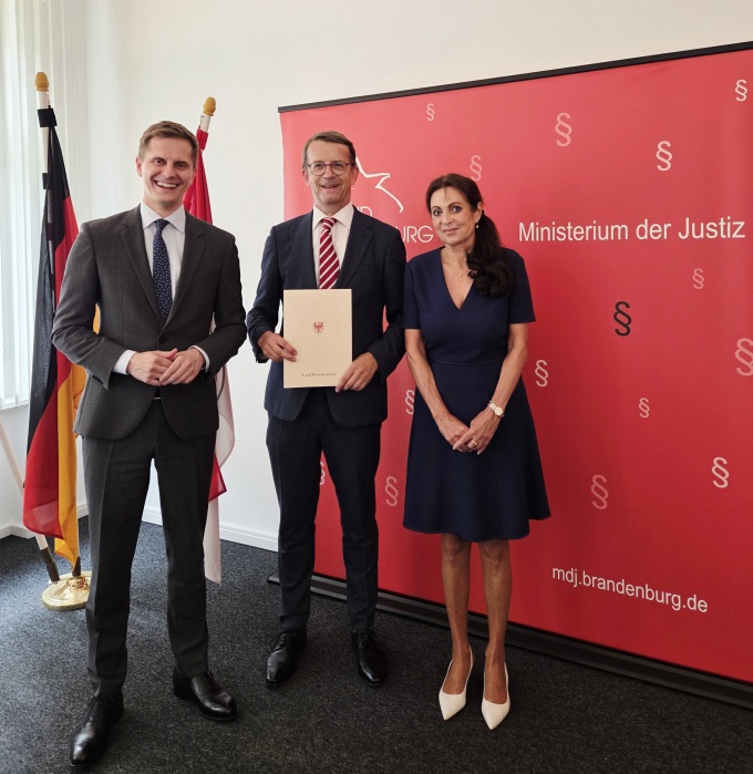 zeigt Bildzeile (v.l.): Justizminister Dr. Benjamin Grimm, Jes Albert Möller, Justizstaatssekretärin Susanne Hoffmann