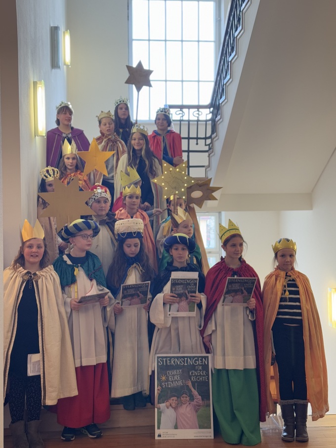 Foto auf dem die Sternsinger abgebildet sind