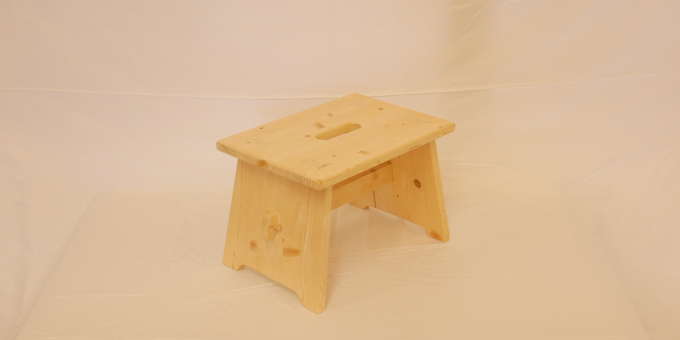 Hocker - Produkte des Arbeitstrainings Holz der JVA Cottbus-Dissenchen