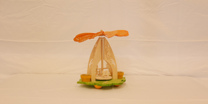 Osterpyramide - Produkte des Arbeitstrainings Holz der JVA Cottbus-Dissenchen