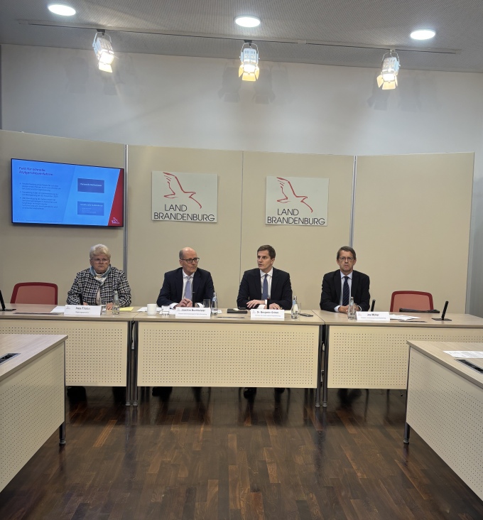 Pressekonferenz Pakt für Asylgerichtsverfahren