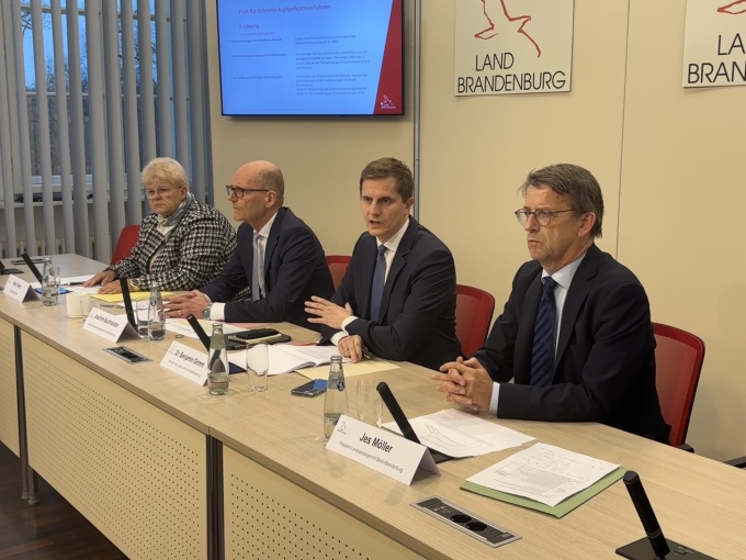 Pressekonferenz Pakt für Asylgerichtsverfahren