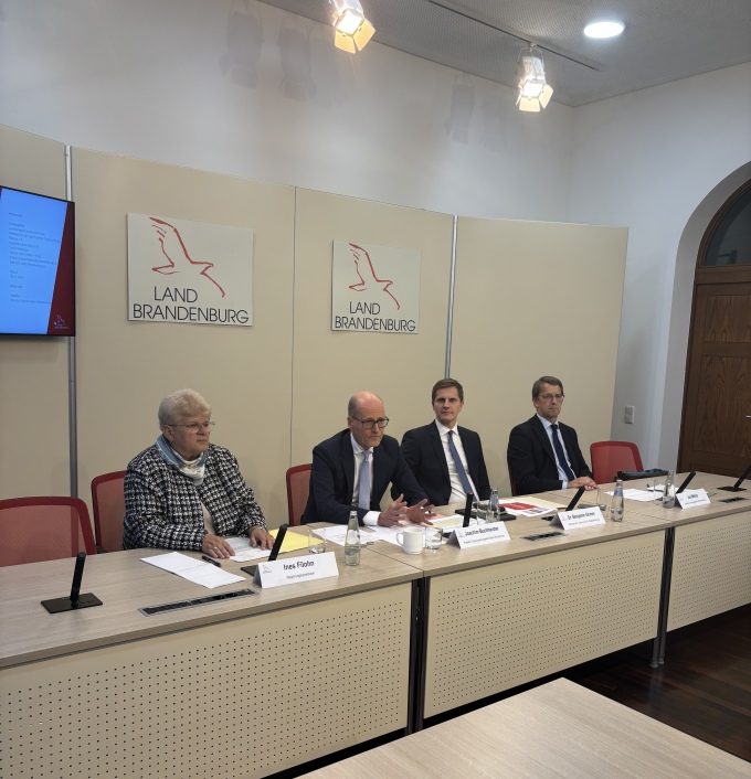 Pressekonferenz Pakt für Asylgerichtsverfahren